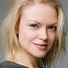 Anna Kotova as Mama Kariny