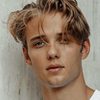 Edouard Philipponnat as Highschool Student