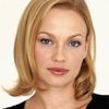 Samantha Mathis as Courtney Rawlinson