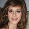 Deniz Erkanat as Julia