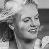 Amy Aaröe as La Fiancée