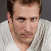 Jonathan Devred as Agent aéroport