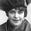 Edith Wallén as Piga hos Halla (1)