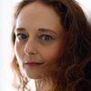 Maya Sarac as La dame à l'ombrelle jaune