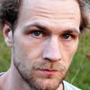 Robert Gwisdek as Leo