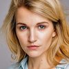 Evgenia Malakhova as Zhenya Komelkova