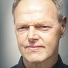 Bruce Hopkins as Officer Carson