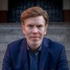 Niels Kurvin as Bernie