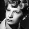 Jacqueline Jefford as La soeur à la carrure de rugbyman