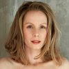 Susanne Wuest as Polizistin
