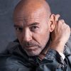 Ariel Casas as Vecino