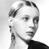 Phyllis Stanley as Della
