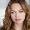 Alyssa Jirrels as Zoey