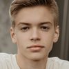 Aurel Klug as Leon