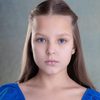 Melisa Martinkenaite Zena as Young Sue