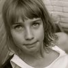 Billie Calmeau as Girl at Airport