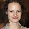 Jana McKinnon as Elli