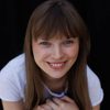 Elvira Rosling as Iris