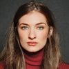 Ines English as Tracy