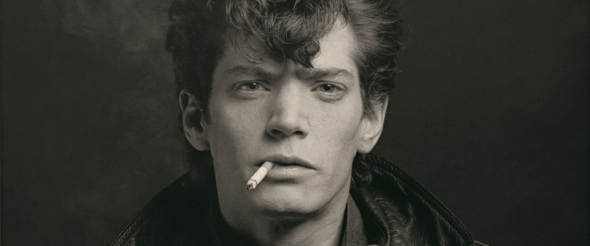 Mapplethorpe: Look at the Pictures background