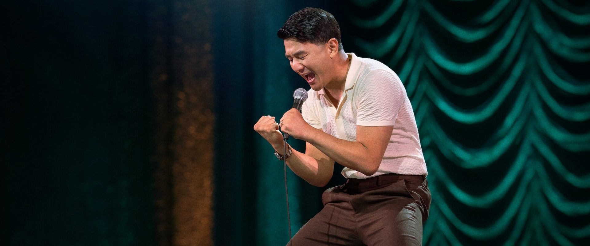 Ronny Chieng: Love to Hate It background