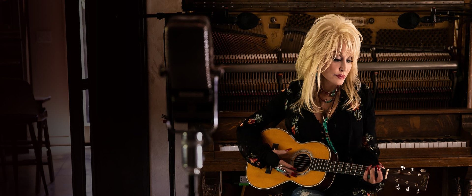 Dolly Parton: Here I Am background