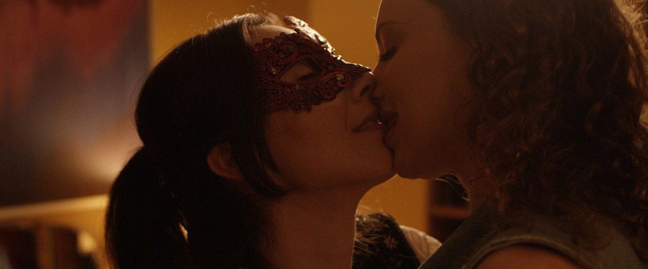 Good Kisser background