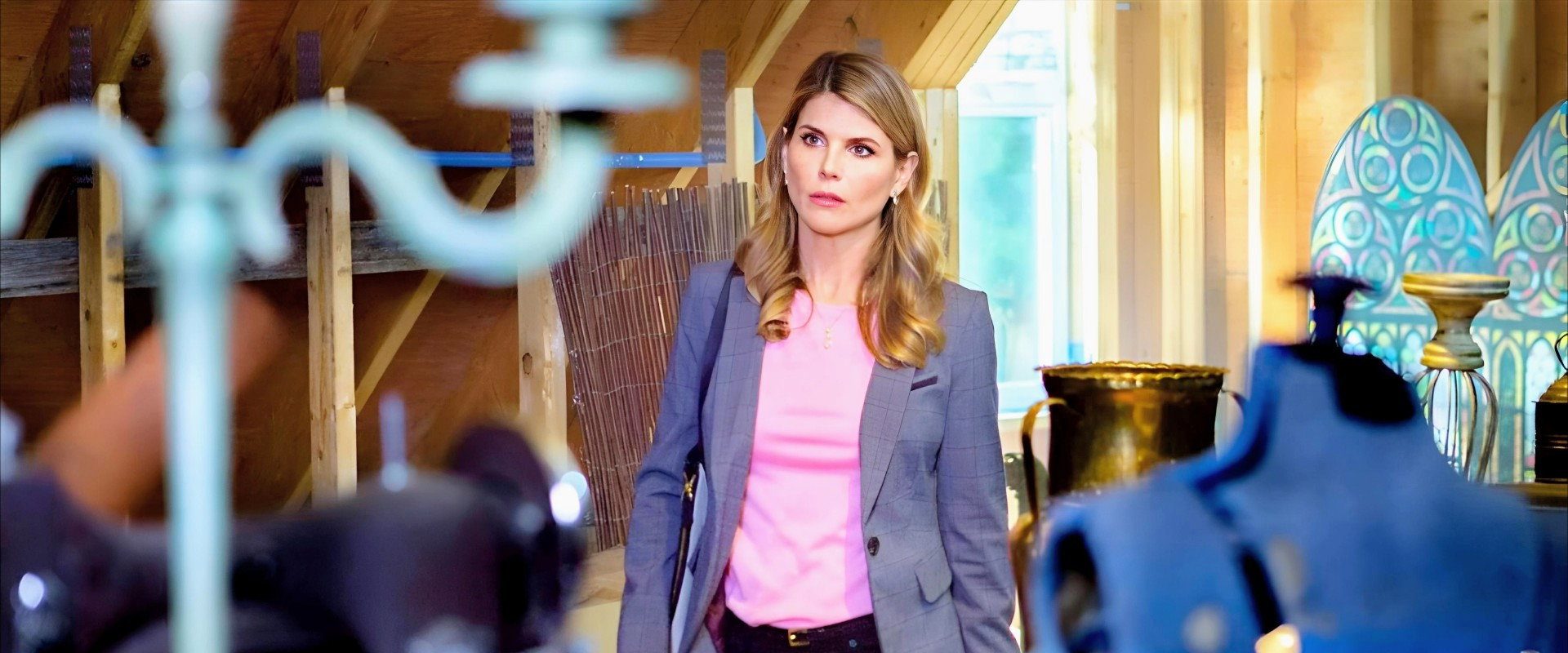 Garage Sale Mystery: The Art of Murder background