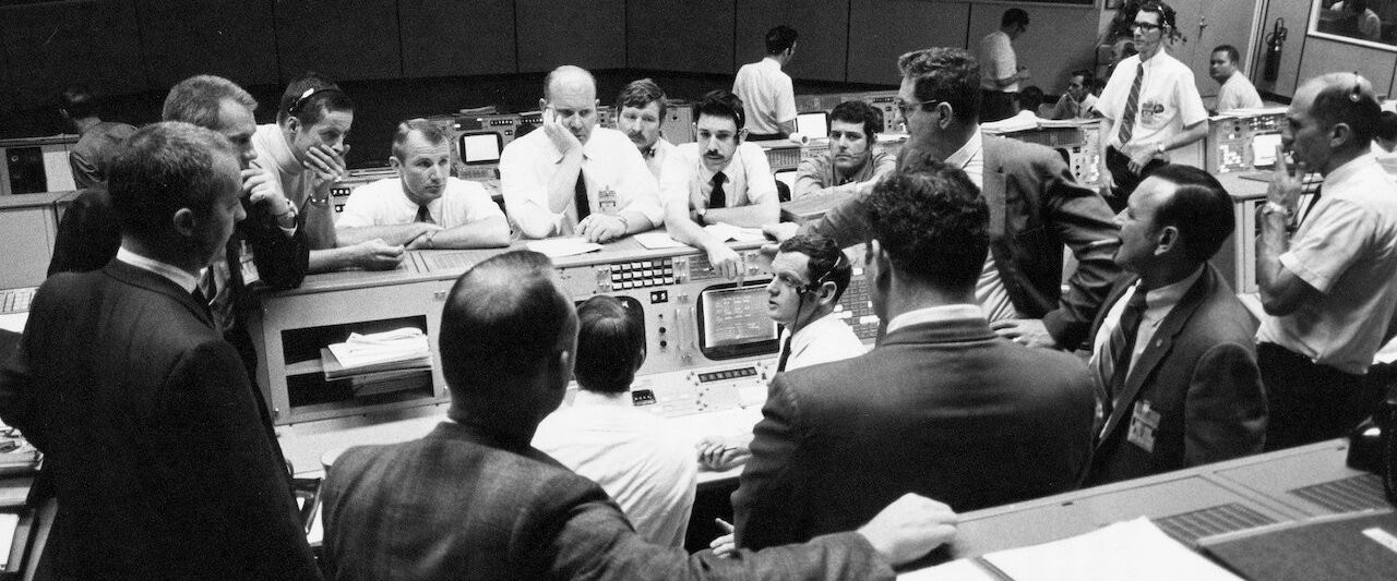 13 Factors That Saved Apollo 13 background