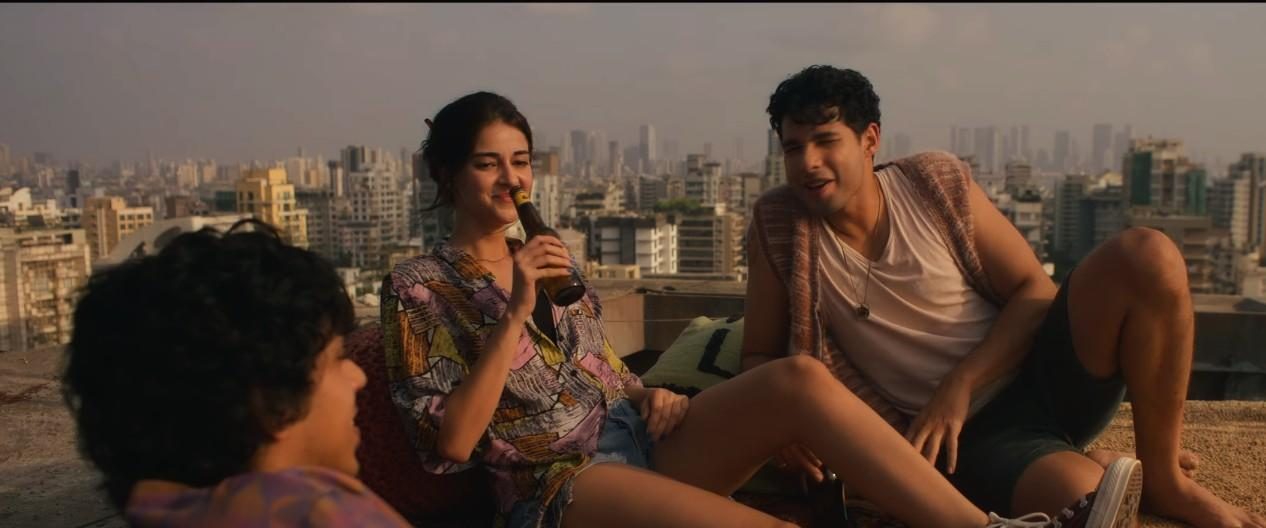 Kho Gaye Hum Kahan background