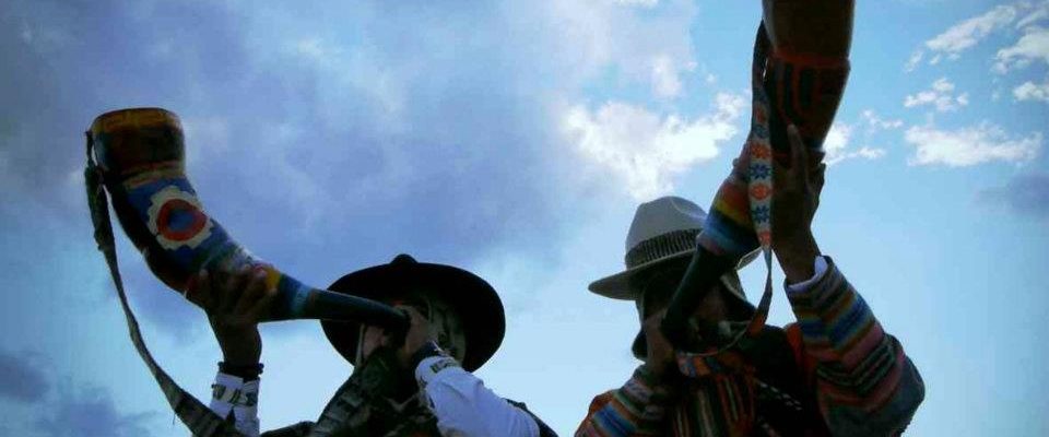 Tupac Amaru, algo está cambiando: something is changing background