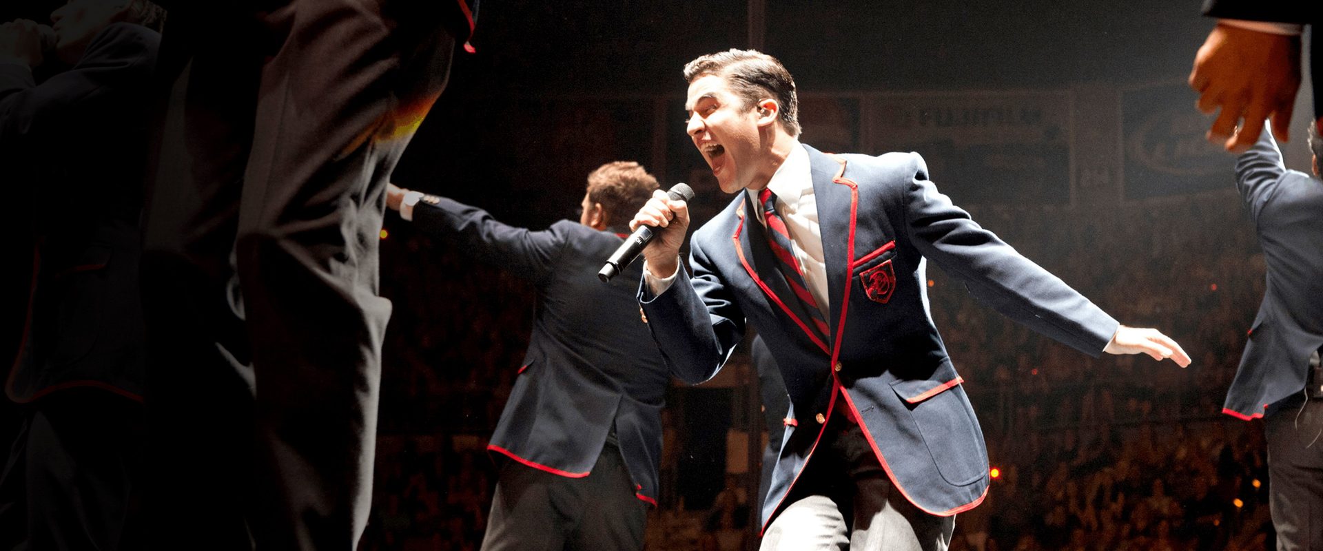 Glee: The Concert Movie background