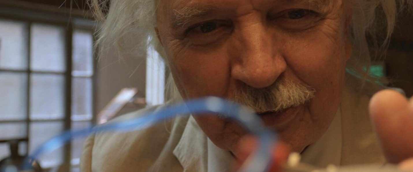 Empirion: Uma Aventura com Einstein background