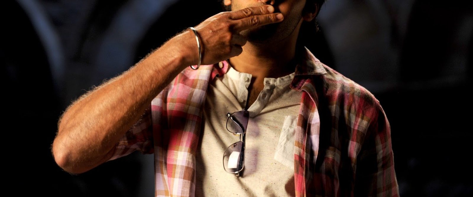 Vasuvum Saravananum Onna Padichavanga background