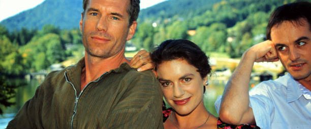 Das Paradies am Ende der Berge background