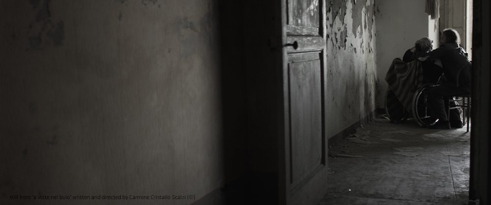 A volte nel buio (Sometimes in the dark) background