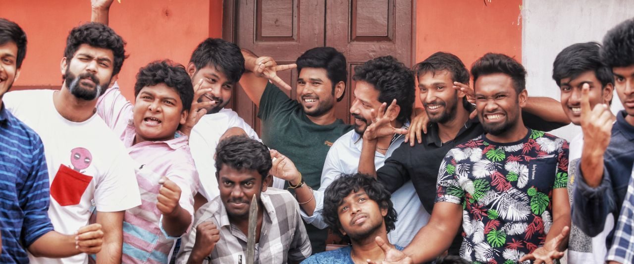 Odavum Mudiyadhu Oliyavum Mudiyadhu background