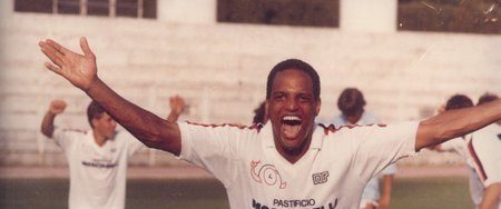 L'allenatore nel pallone background