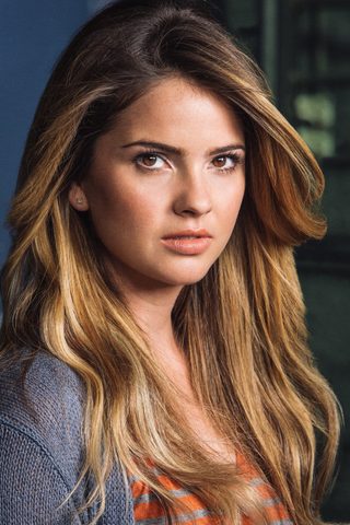 Shelley Hennig, photo 2 of 3