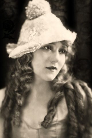 Mary Pickford, photo 2 of 3