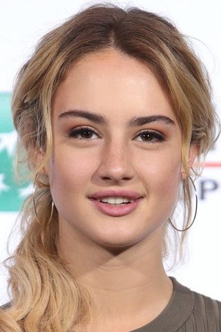 Grace Van Patten, photo 2 of 3