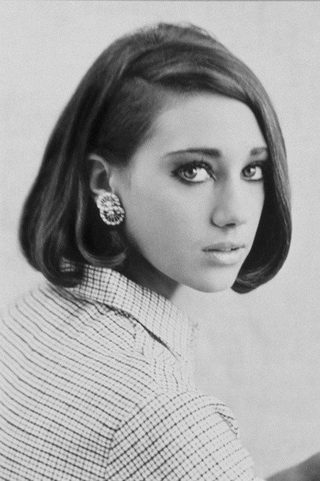 Marisa Berenson, photo 2 of 3