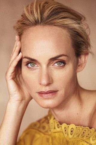 Amber Valletta, photo 1 of 3