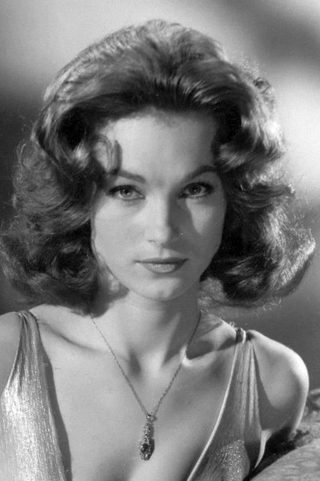 Shirley Anne Field, photo 2 of 3