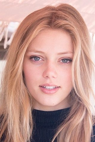 Grace Van Dien, photo 2 of 3