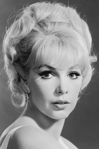 Stella Stevens, photo 1 of 3