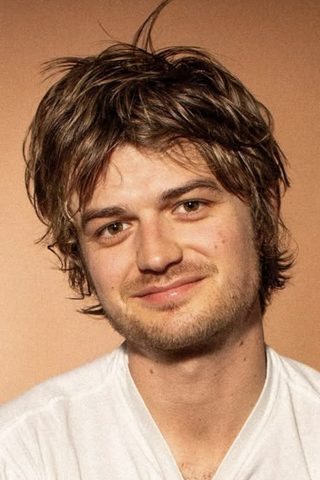 Joe Keery, photo 2 of 3