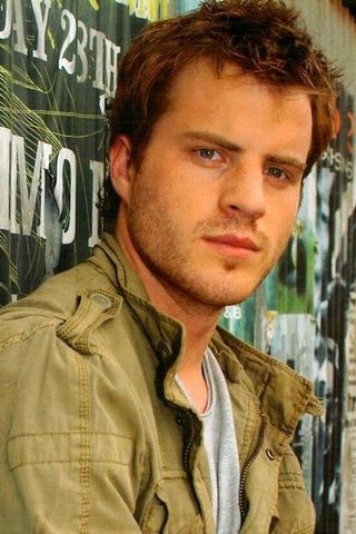 Robert Kazinsky, photo 3 of 3