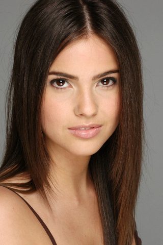 Shelley Hennig, photo 3 of 3