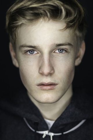 Louis Hofmann, photo 1 of 3